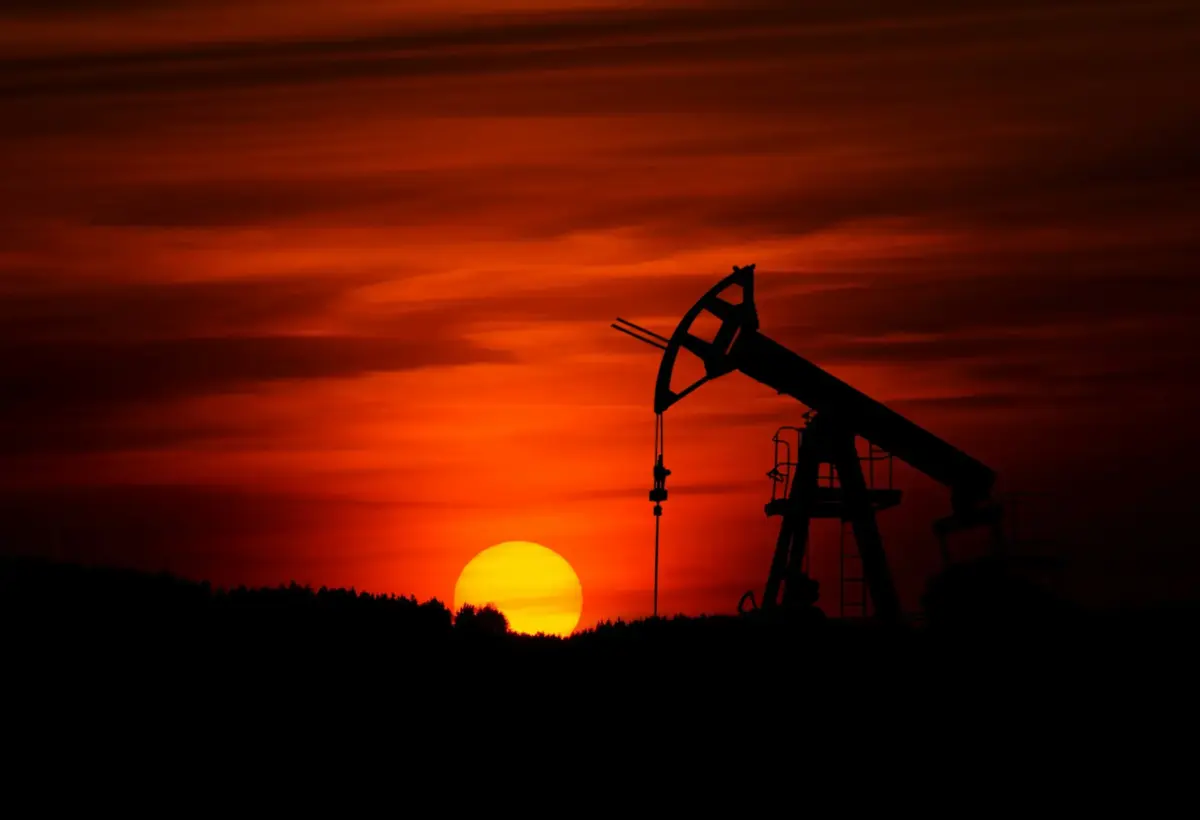 добыча нефти на закате