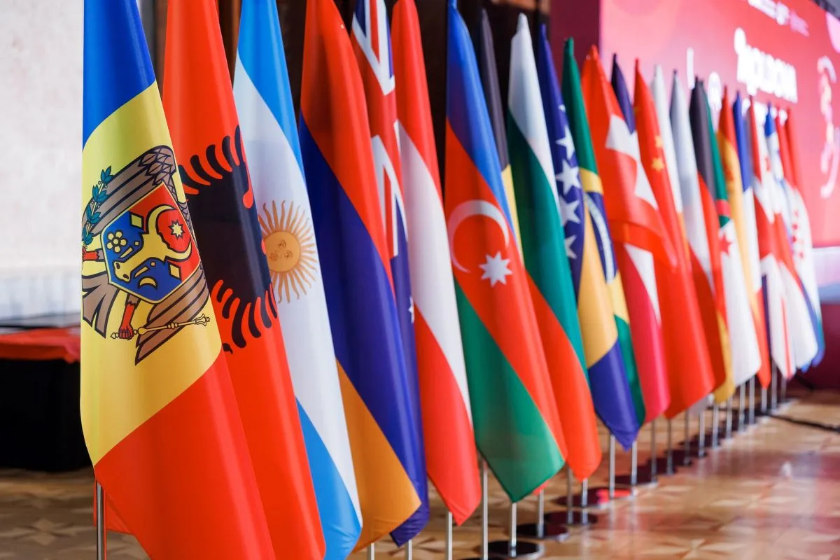 Флаги на на Всемирном конгрессе виноделия в Кишинёве