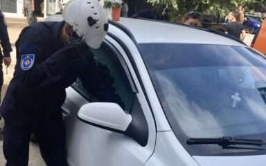 В Кишинёве спасатели вызволили двух маленьких детей из запертого автомобиля и квартиры