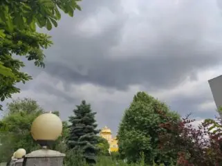 грозовое небо, деревья, купола церкви