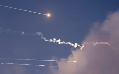 Иран атакует Израиль - иранская ракета сбита над Нетанией, 14 июня 2025 года.