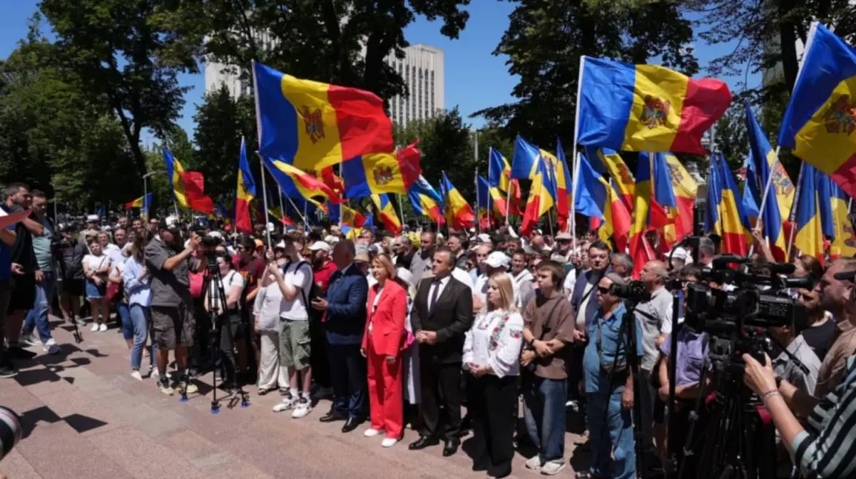 митинг у парламента молдовы в день суверенитета - присутствуют додон, влах, тарлев