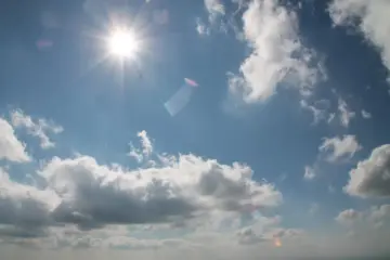 облака, яркое солнце