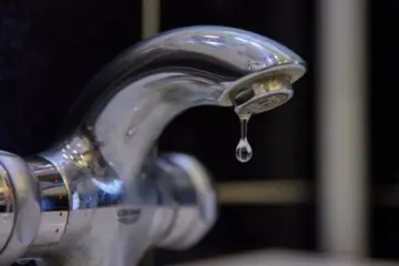 с крана капает вода