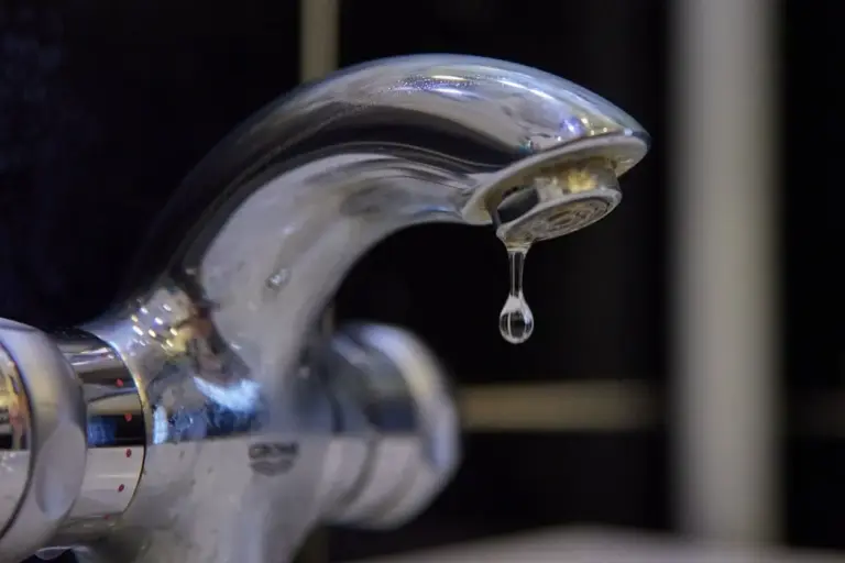 с крана капает вода