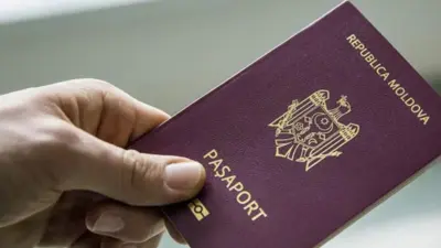 паспорт молдовы в руке