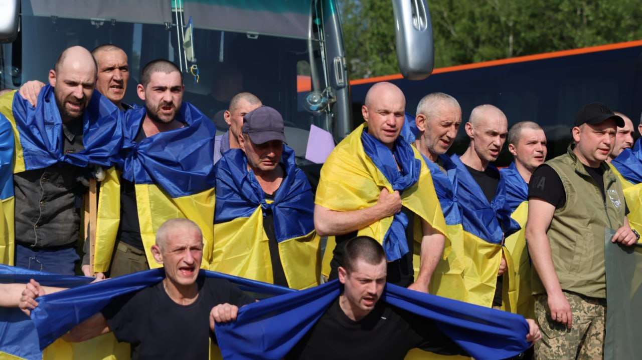 Украинские военнопленные, вернувшиеся домой в ходе обмена 10 июня