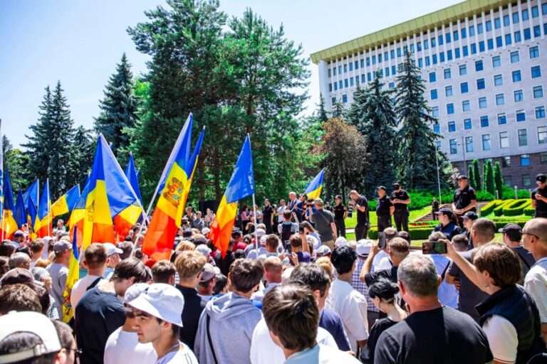 Медиа-организации осудили агрессию против журналистов во время митинга социалистов в Кишиневе