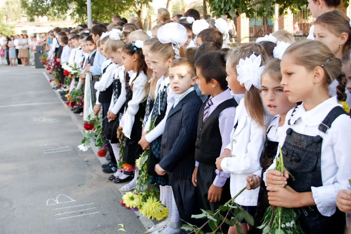 Школьники на линейке в Молдове