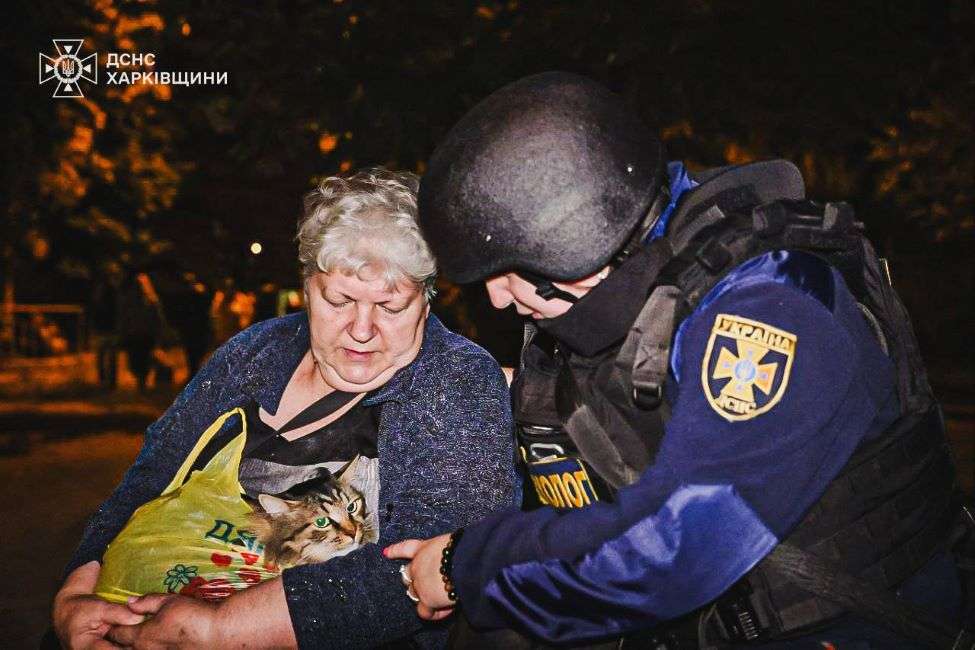 спасатель успокаивает женщину, 11 июня, горячий дом