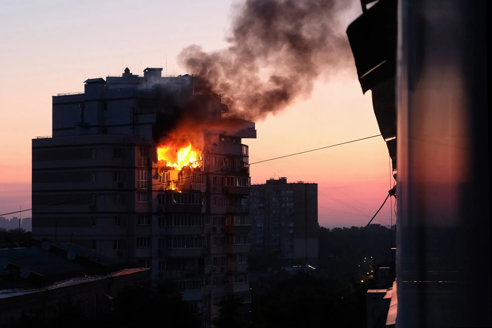 Пожар в доме после удара России по Киеву