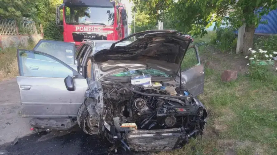 авария в сорокском районе - машин врезалась в дерево