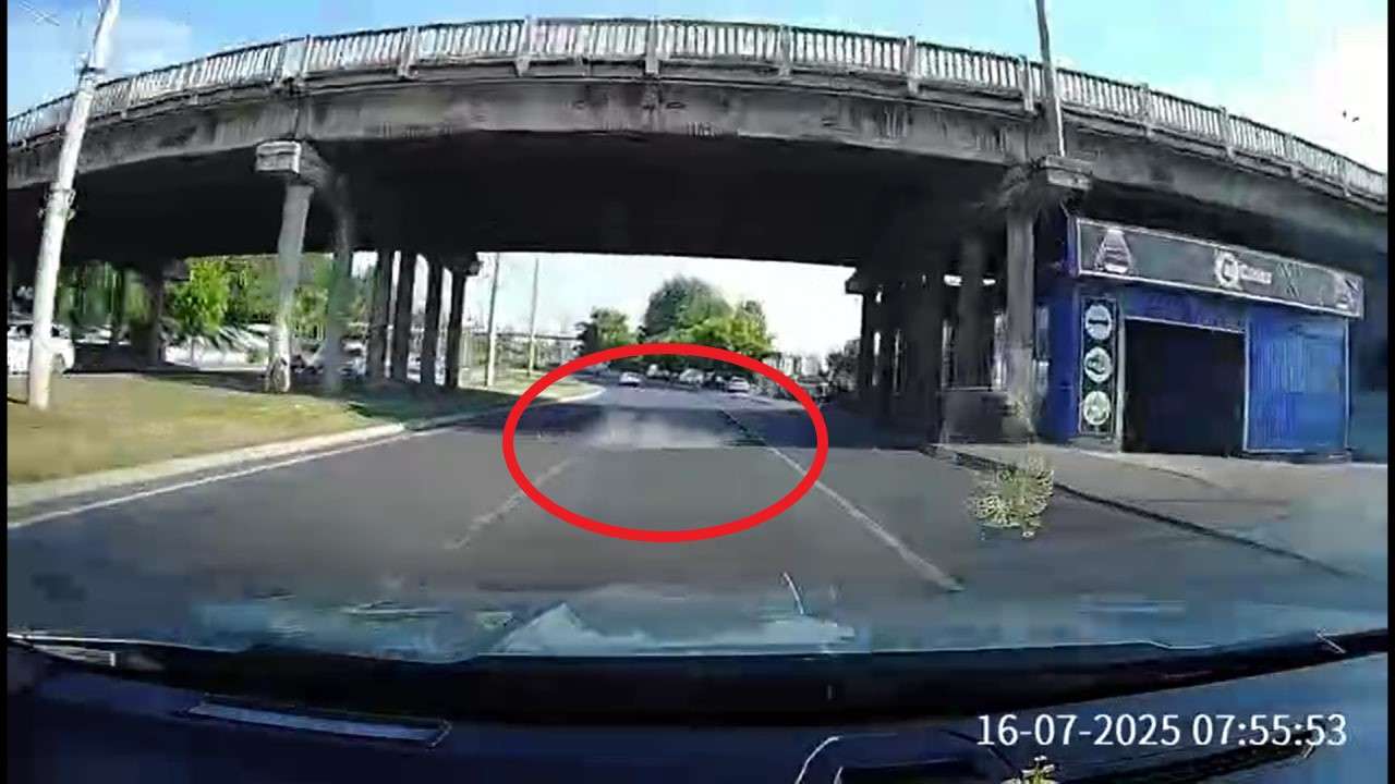 В Кишинёве часть моста упала перед едущей машиной