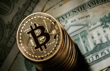биткоин установил рекорд и стоит 123 тысячи долларов