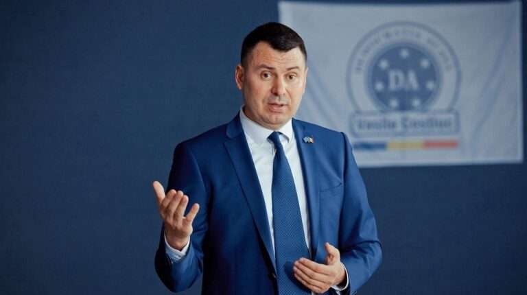 Полиция остановила бус Костюка: с машины сняли номерные знаки, а депутату выписали штраф