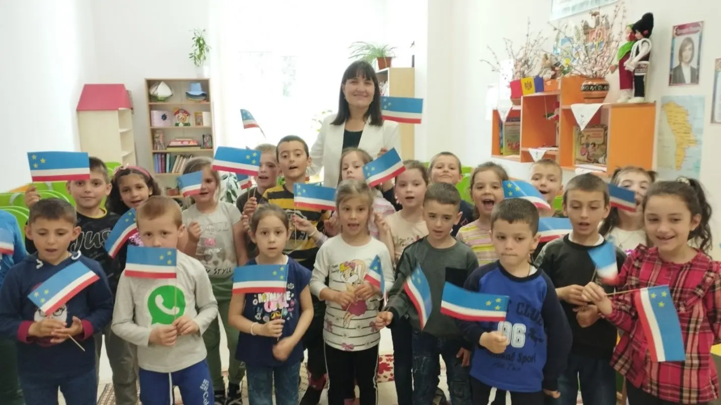 Дети и воспитательница в детском саду в Гагаузии