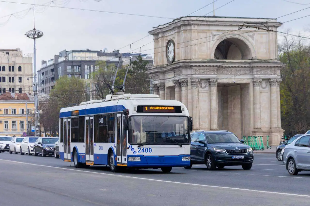 движение транспорта в центре Кишинёва, Арка Победы, проспект Штефана чел Маре