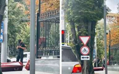 В Кишинёве задержали подростков, устроивших акцию с гробами у президентуры