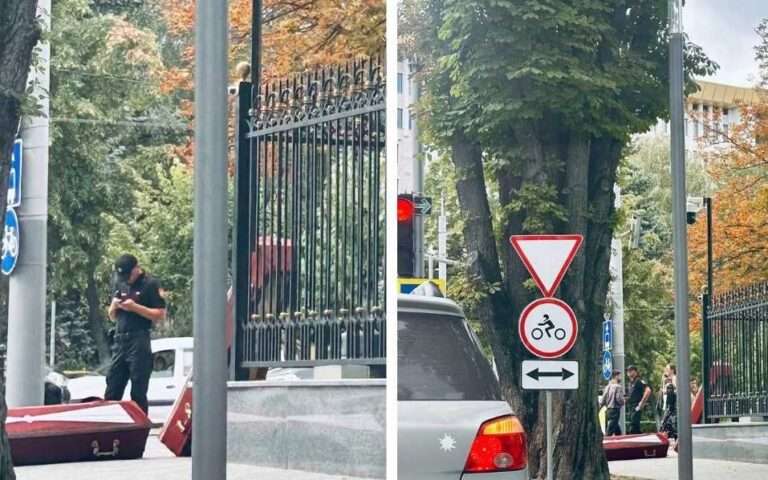 В Кишинёве задержали подростков, устроивших акцию с гробами у президентуры