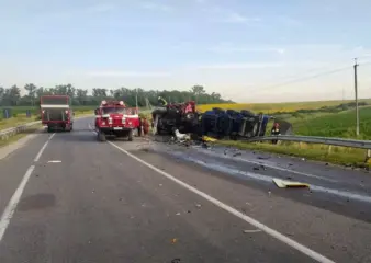 Под Единцами грузовики столкнулись лоб в лоб — один водитель погиб