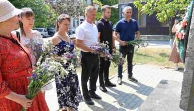 В Комрате почтили память жертв депортаций — цветы к памятнику репрессированных возложили представители городских властей, Сергей Анастасов
