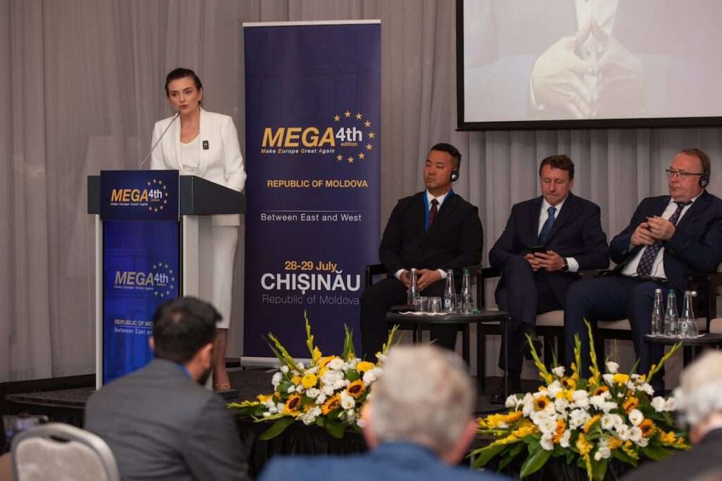Фуртунэ и Игорь Мунтяну на съезде MEGA в Кишинёве
