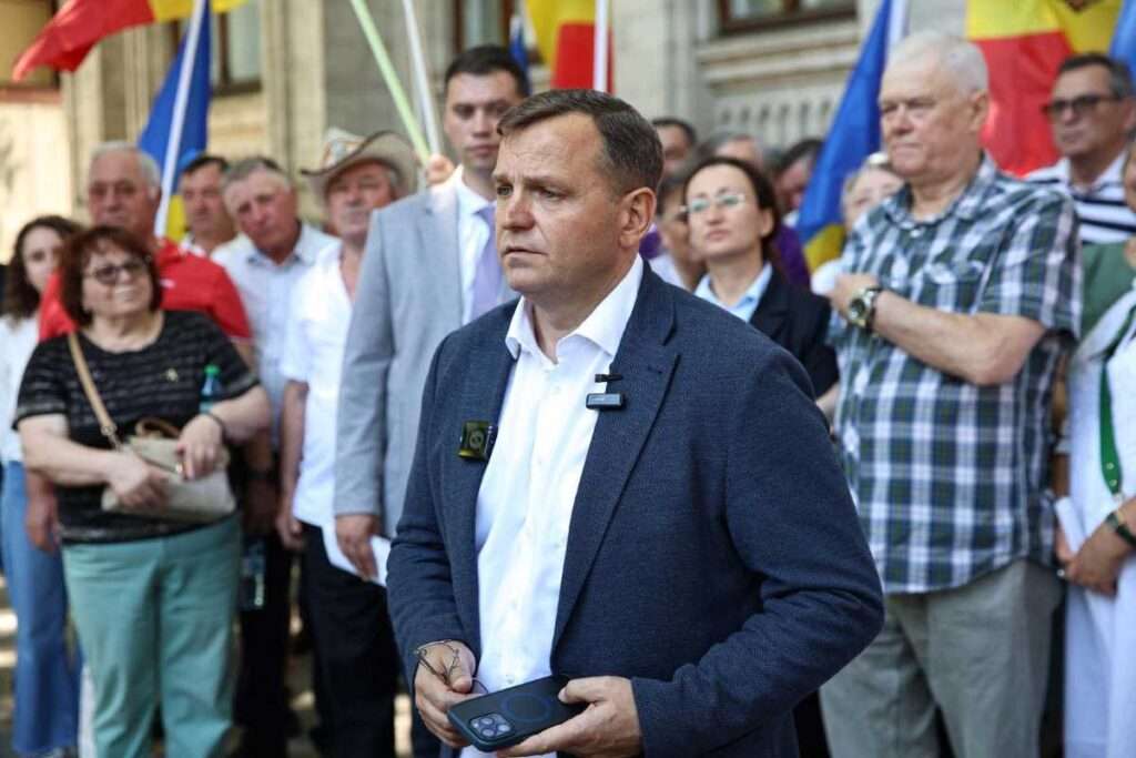 Андрей Нэстасе будет участвовать в парламентских выборах как независимый кандидат.
