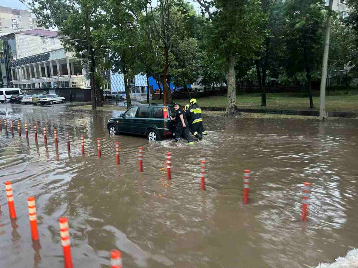 Последствия дождей в Кишинёве: затопленные улицы и поваленные деревья