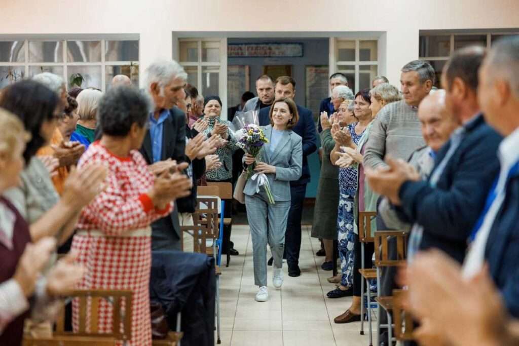 Майя Санду в родном селе Рисипень, Фалештский район