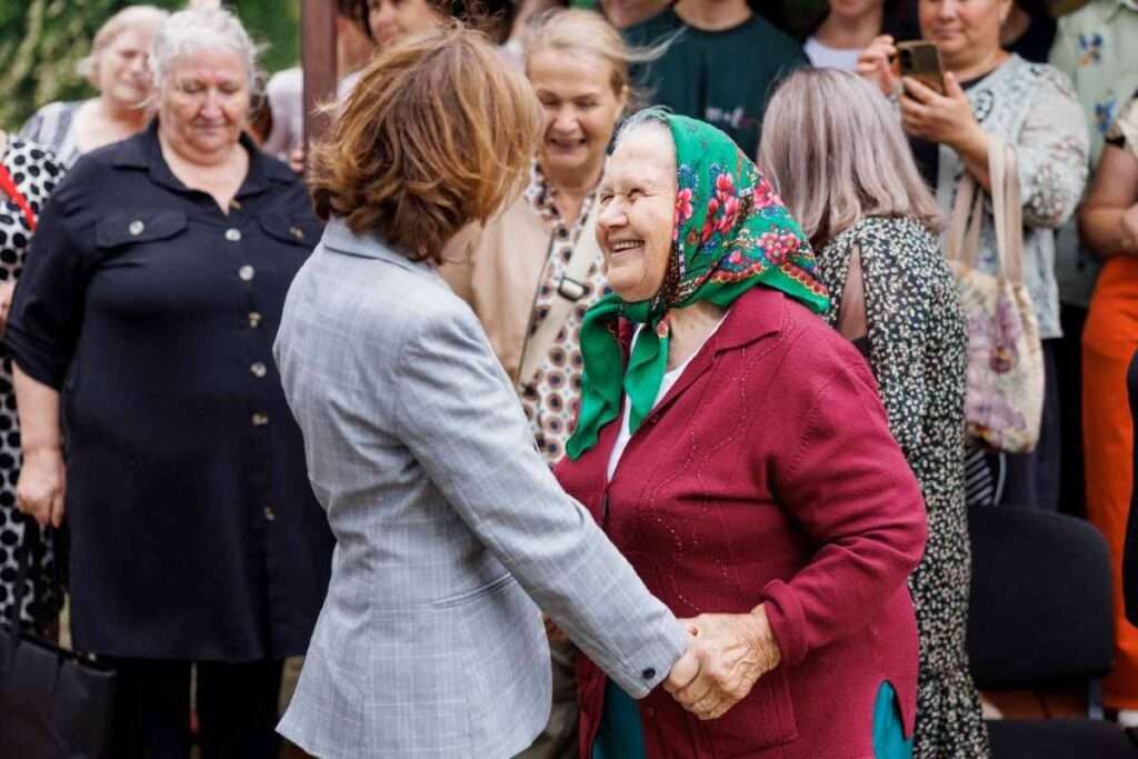 Майя Санду в родном селе Рисипень, Фалештский район