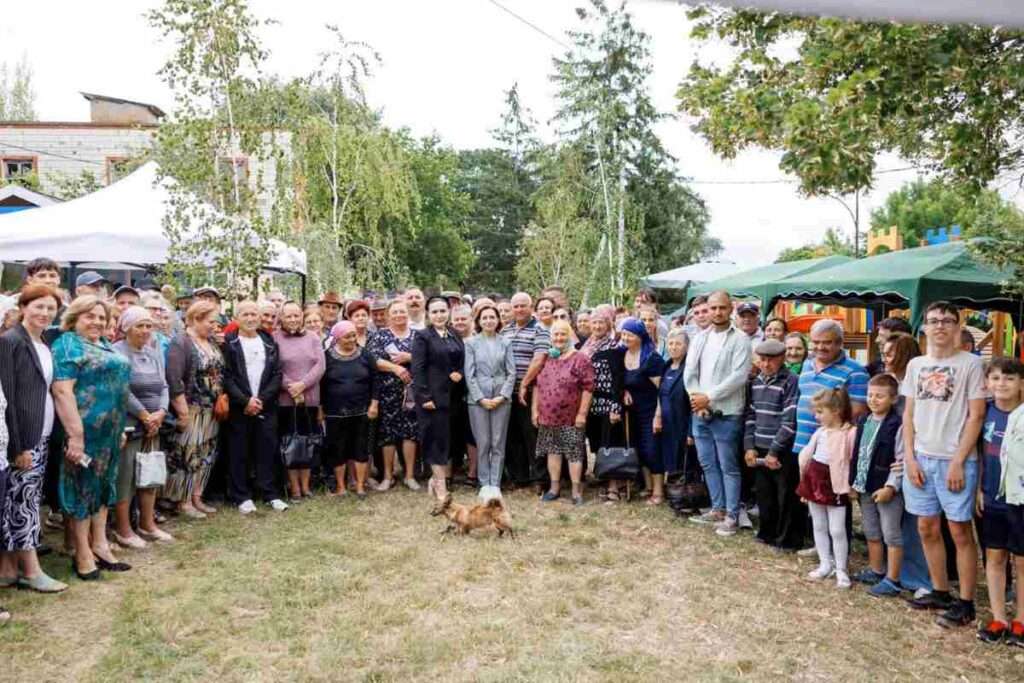 Майя Санду в родном селе Рисипень, Фалештский район