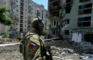 российский оккупант во дворе жилого дом в Украине