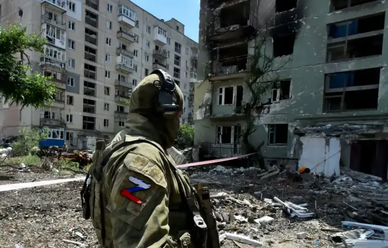 российский оккупант во дворе жилого дом в Украине