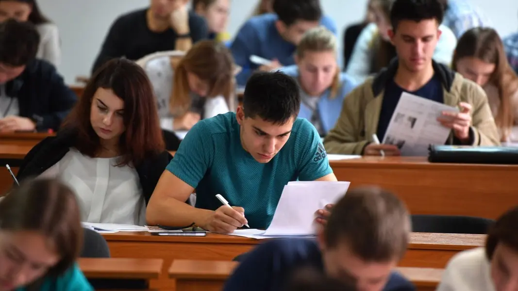 Студенты на парах