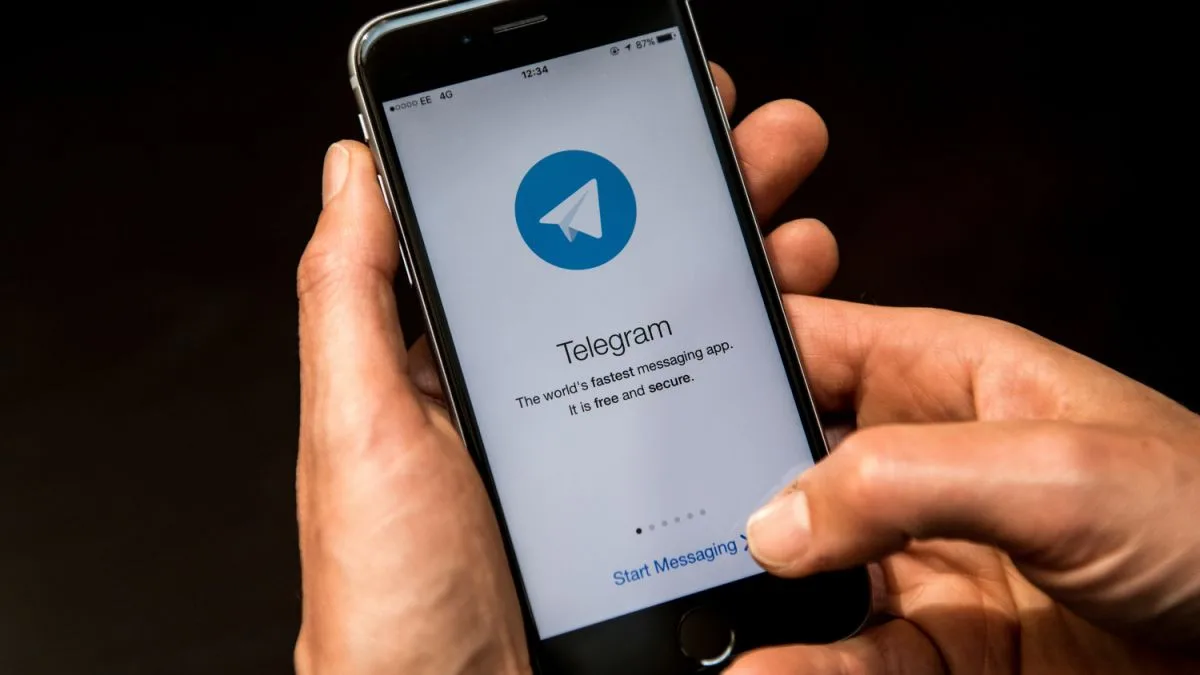 приложение Telegram на телефоне в руках человека