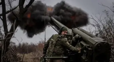 Украинский военнослужащий в бою
