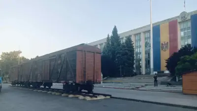 выставка о репрессиях на центральной площади Кишинёва, вагон