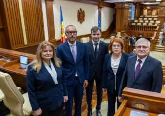специальном заседании парламента пять судей Конституционного суда Молдовы принесли присягу