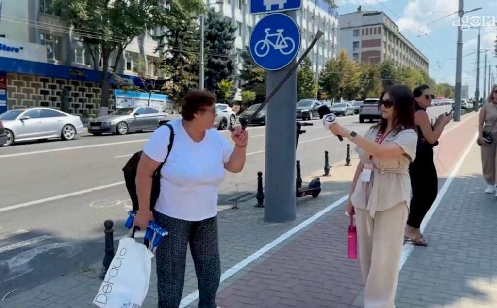 Участница митинга замахивалась тростью на журналистку и съёмочную группу редакции Agora