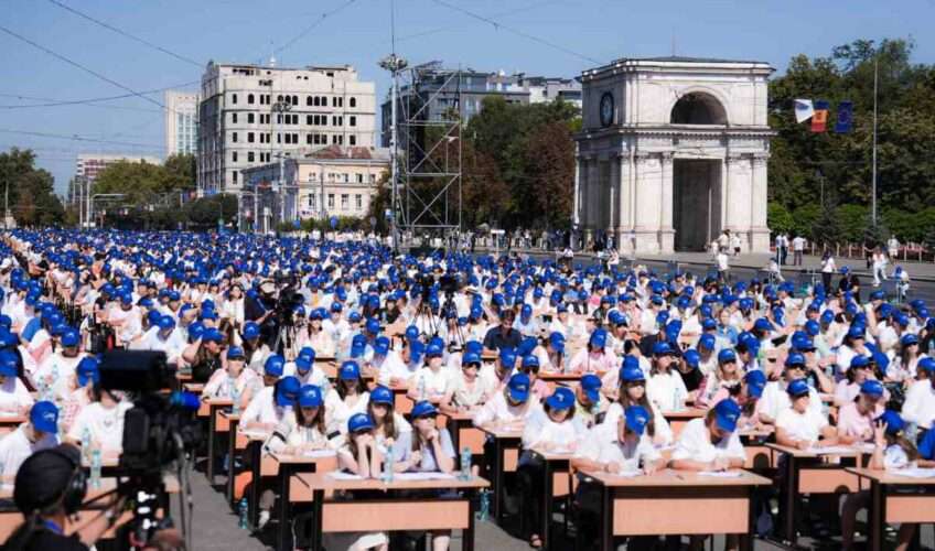 В Большом национальном диктанте в Кишиневе приняли участие более 2000 человек. Мероприятие прошло 31 августа, в День румынского языка,