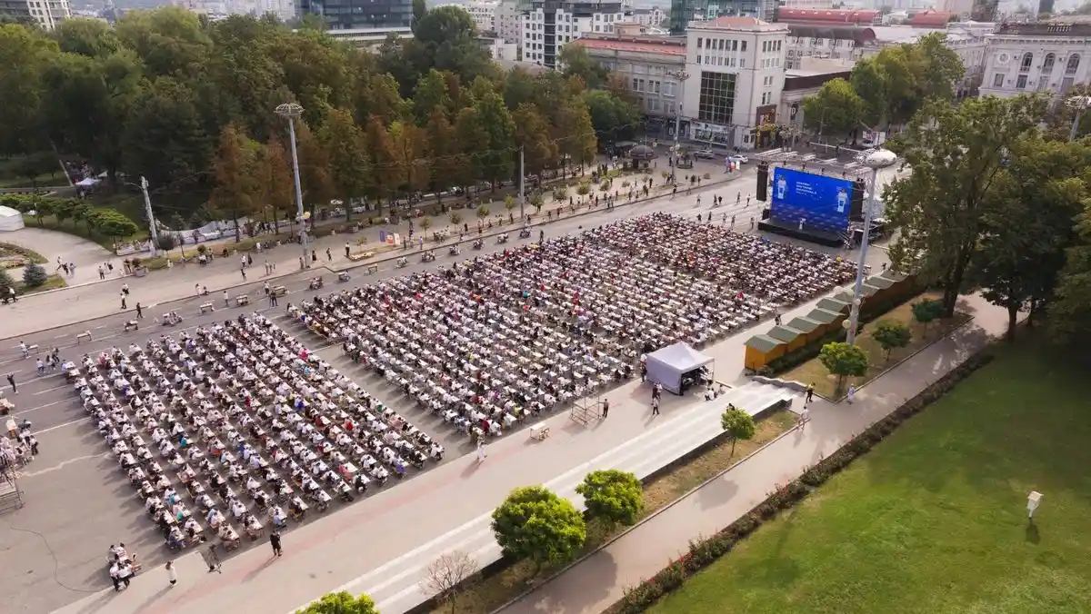 Большой национальный диктант на центральной площади Кишинёва в 2024 году