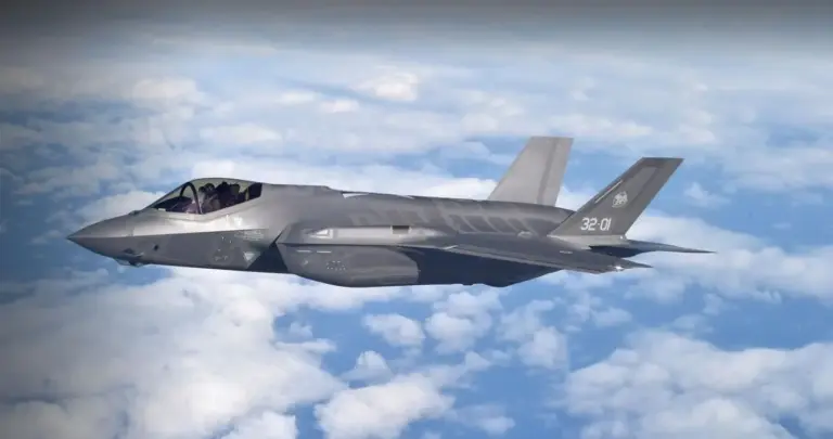 Истребитель F-35 в небе