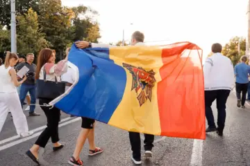 люди под флагом Молдовы