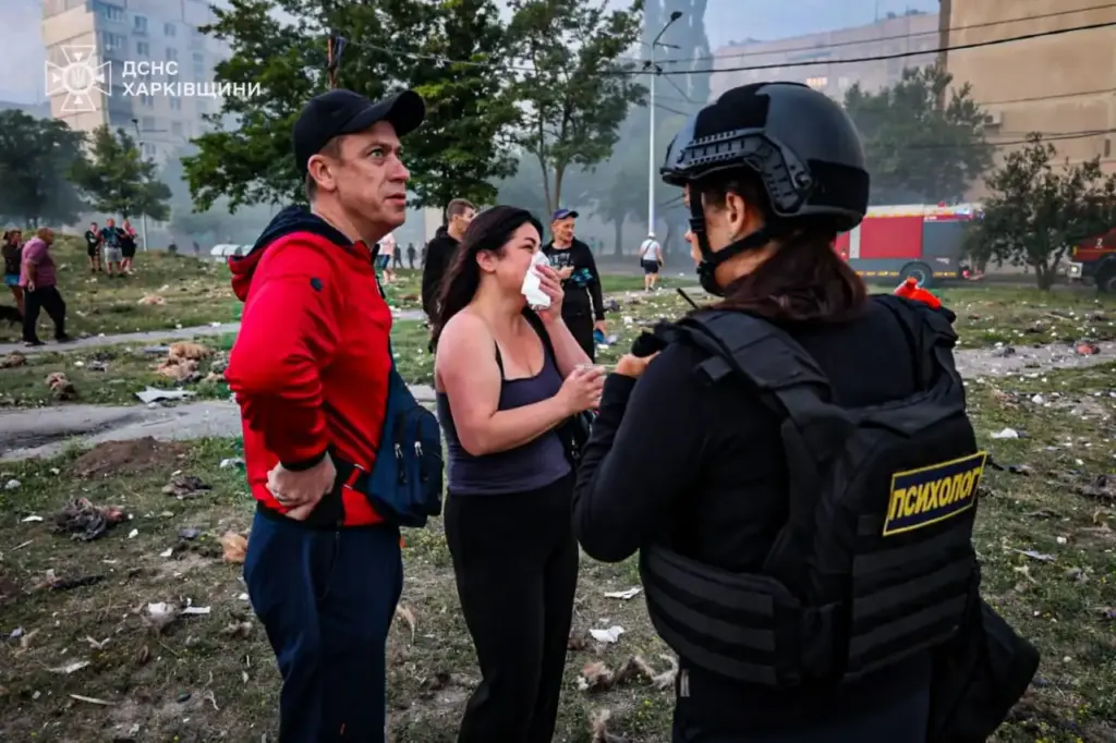 удар по жилому дому в Харькове, 18 августа, люди около дома