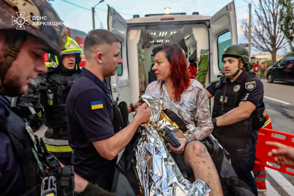 удар по жилому дому в Харькове, 18 августа, пострадавшая и спасатели