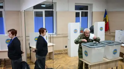 избиратель голосует в Молдове на выборах
