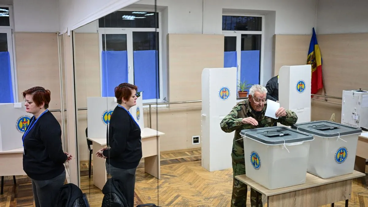избиратель голосует в Молдове на выборах