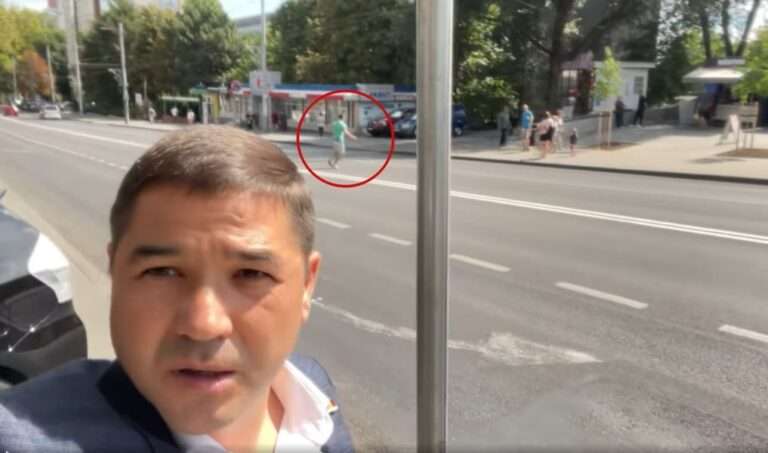 Мунсоветник MAN хвалился ликвидацией перехода, но случайно снял, как пешеход опасно перебегает дорогу