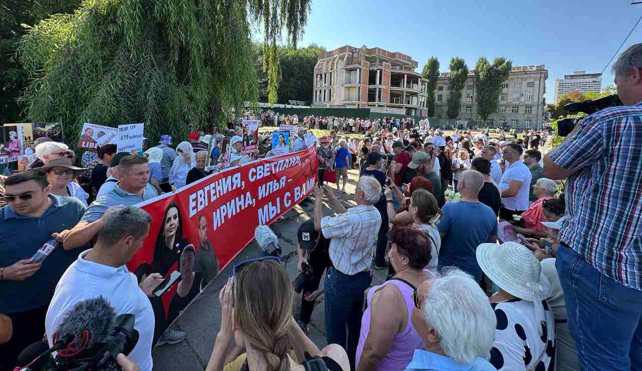 В субботу днем сторонники беглого преступника Илана Шора попытались провести проплаченный «протест» у железнодорожного вокзала в Кишинёве.
