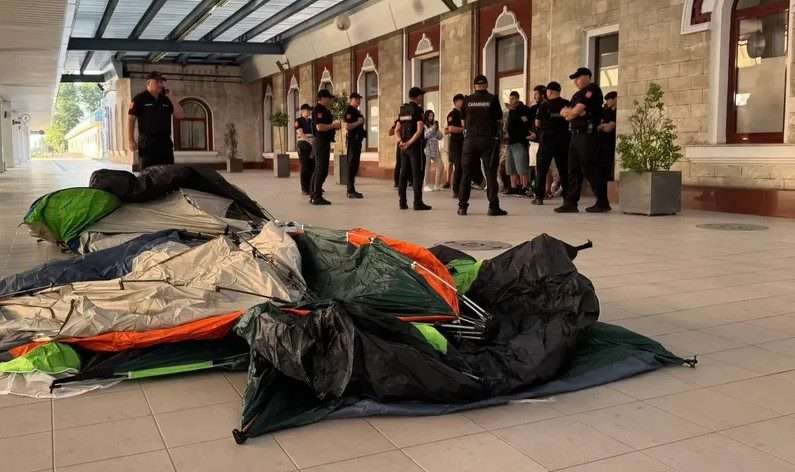 Полиция разогнала палаточный лагерь шоровцев на вокзале в Кишиневе